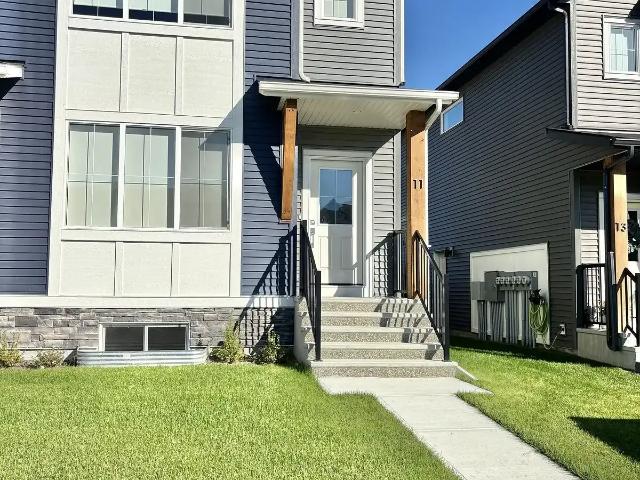 This Home Has It All! Double Garage, Fenced Yard, Parks, School — 3 Bedrooms Townhouse