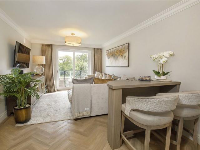 This impressive one bedroom apartment offers spacious and stylish living, exceptional river views, and is situated in one of York’s most sought after positions in the Clementhorpe area