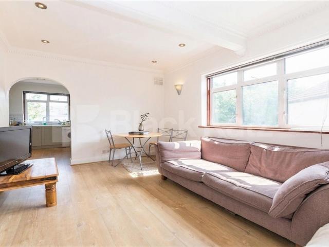 This is an excellent three double bedroom apartment in a Victorian conversion in Golders Green