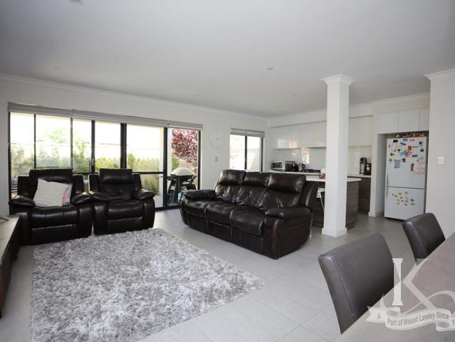 Grand Street Frontage Living!