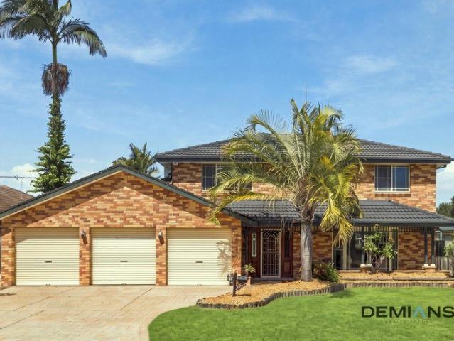 This is 20 Como. Everything about it steals the show. 650sqm is important to know. And Wattle Grove Lake is just there, for whenever you need to go