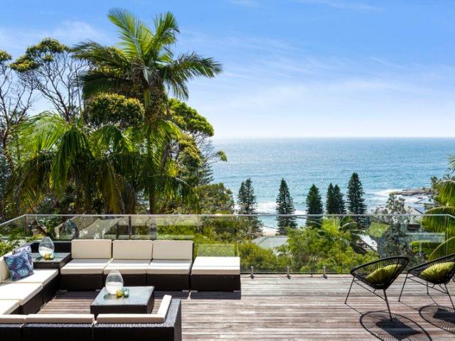This luxurious entertainer offers stunning ocean views, and is a quick 100 metres from the beach. Available for Short Term Stays