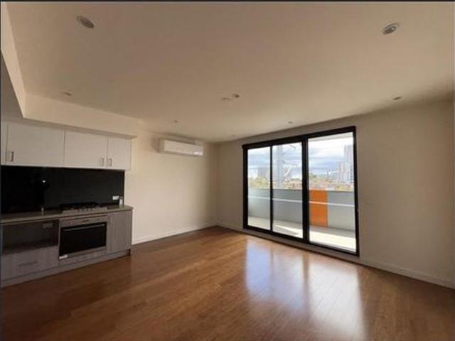 This light filled one bedroom Coburg apartment offers perfect integration into convenient northside living