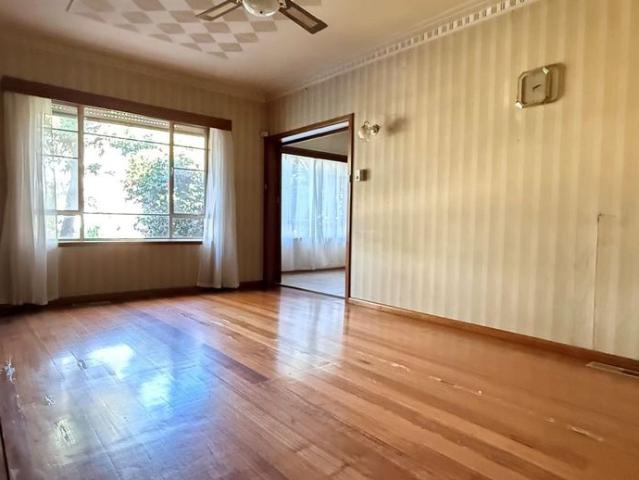 THIS PROPERTY FEATURES