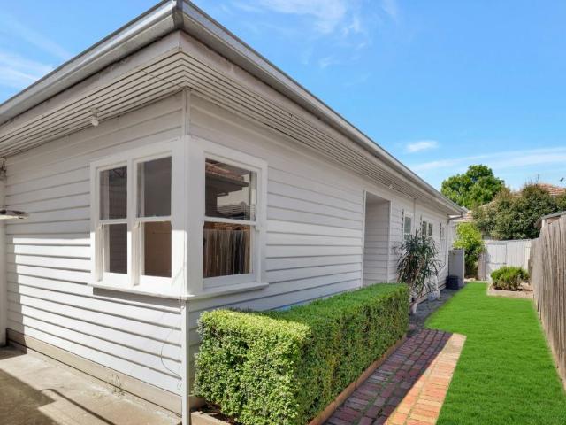 THIS PROPERTY FEATURES