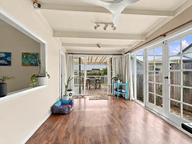This quaint cottage is located within walking distance of shops, cafes, schools and parks. This won't last long!
