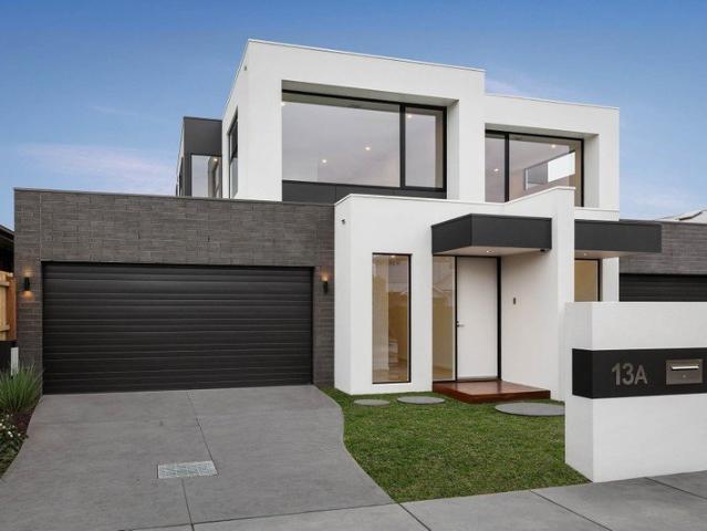 This stunning 4 Bedroom home delivers on quality and style. Designed and built by renowned Bayside Construction Company Lowe Design & Build