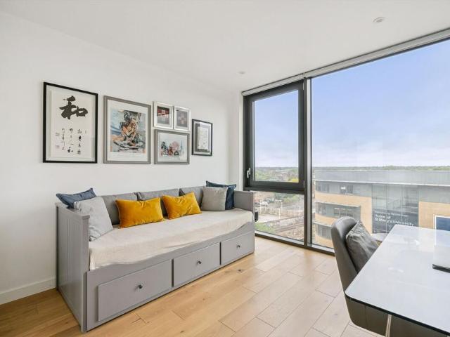 This stylish two bedroom apartment is ideally positioned in the heart of Twickenham, enjoying impressive panoramic views