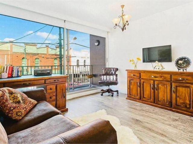 This superior quality as new one bedroom apartment is in the Heart of Glen Iris