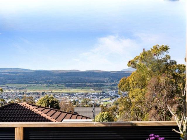 THIS SPACE: A Solid Family Retreat Backing onto Bushland Tranquillity