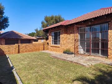 This spacious and well looked after townhouse available to rent and occupy on the immediately in Amandasig, Richmond complex