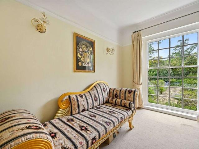 This spacious six bedroom family home is neutrally decorated throughout and located in the sought after Moor Park private estate