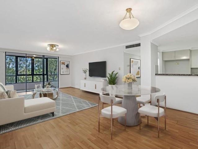 This spacious 2 bedroom apartment is located in the prestigious 'Kimberley Estate'