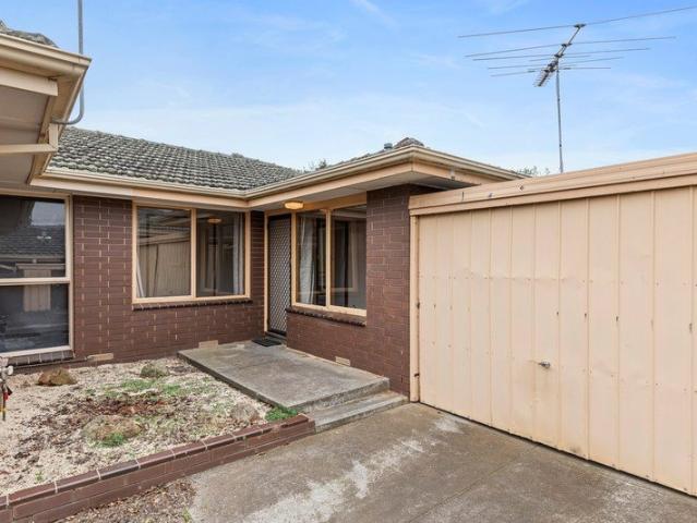 This two bedroom unit is in a desirable and sought after pocket, of werribee!