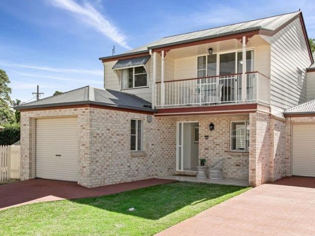 This TOWNHOME in blissful Bonny Brae is beautifully balanced by serenity, sunlight and spacious style