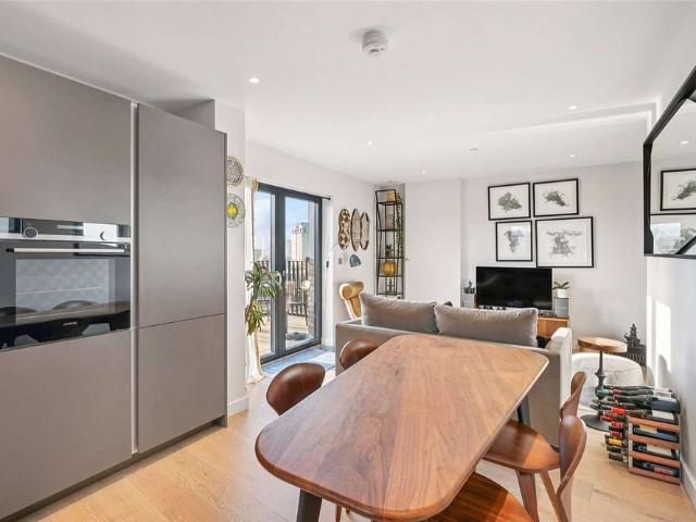 This 2 bed penthouse apartment, offers a wrap around balcony with panoramic views of London