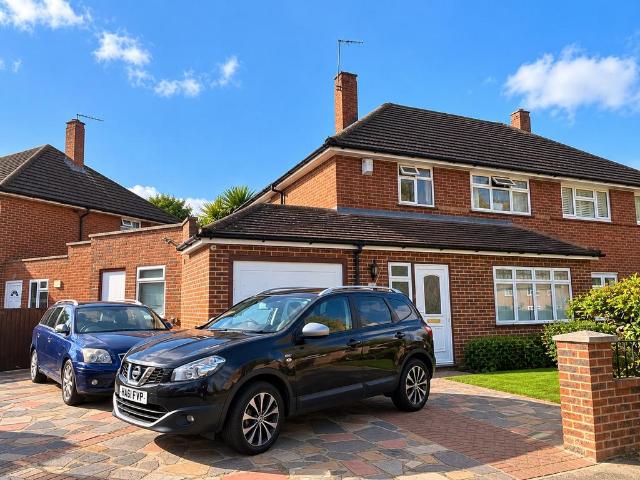Thistlewood Crescent, Croydon, CR0 3 bed house to rent £2,500 pcm £577 pw