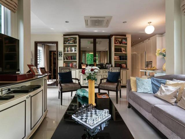 ทรัพย์ดี ขายด่วน! ต่ำกว่าราคาตลาด ขาย คอนโดมิเนียม สุดหรู Luxurious เป็นยูนิตเดียวของโครงการที่ดีที่สุด The Best ที่มี ระเบียงห้องกับสระว่ายน้ำ เ