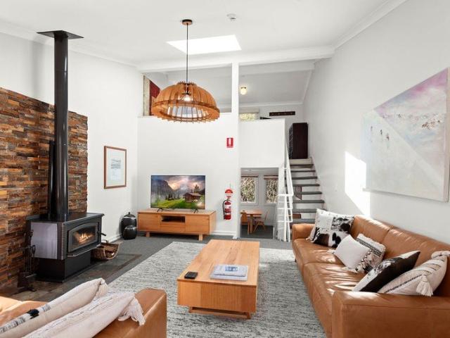 THREE BEARS 3 2 BEDROOM & LOFT CHALET IN WOODRIDGE ESTATE, THREDBO