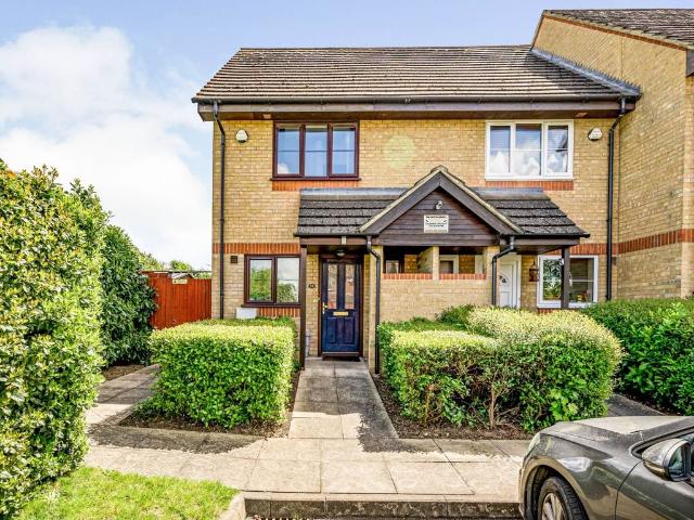 Three bed end terrace to rent Greendale Mews, Slough SL2