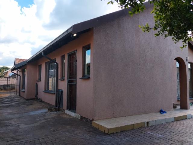 Three Bedrom house to let in Geelhoutpark