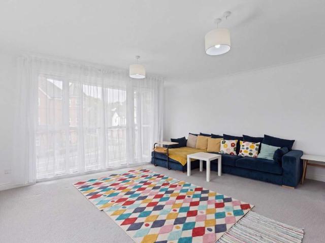 Three bedroom maisonette set over two floors in the centre of Sunningdale