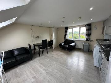 Three bedroom maisonette to let in London E4