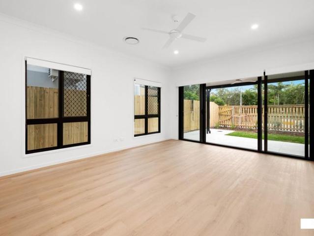 Three Bedroom Modern Townhome I DUCTED A/C I RESORT STYLE POOL