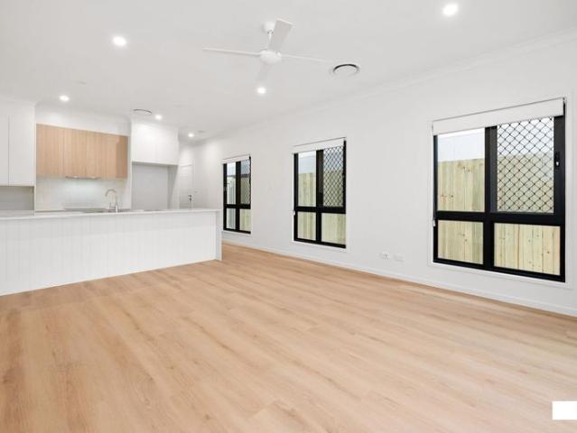 Three Bedroom Modern Townhome I DUCTED A/C I RESORT STYLE POOL