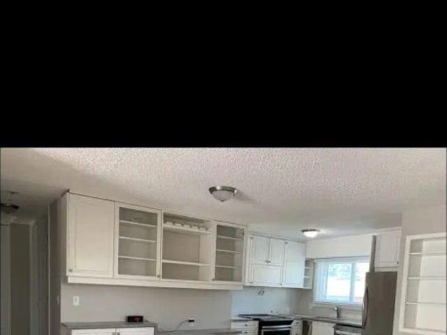 Three bedroom one and a half bath upper floor suite — 3 Bedrooms House