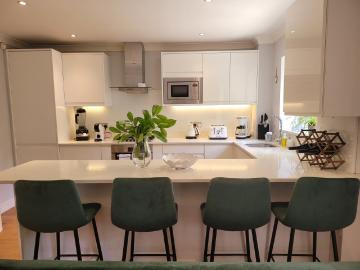 Three Bedroom Apartment By Stunning Park Has an Apartment