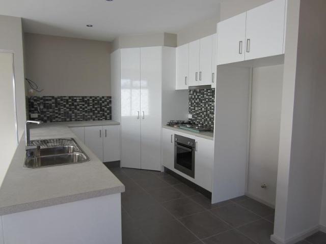 THREE BEDROOM APARTMENT IN NEWTOWN