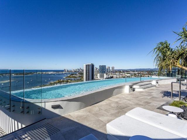 Three Bedroom Apartment Stunning Broadwater Views