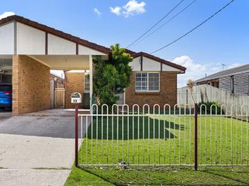 THREE BEDROOM BAYSIDE HOME CLOSE TO THE BAY. PLEASE NOTE: RENT WILL INCREASE TO $670 PER WEEK TWO MONTHS AFTER COMMENCEMENT OF LEASE
