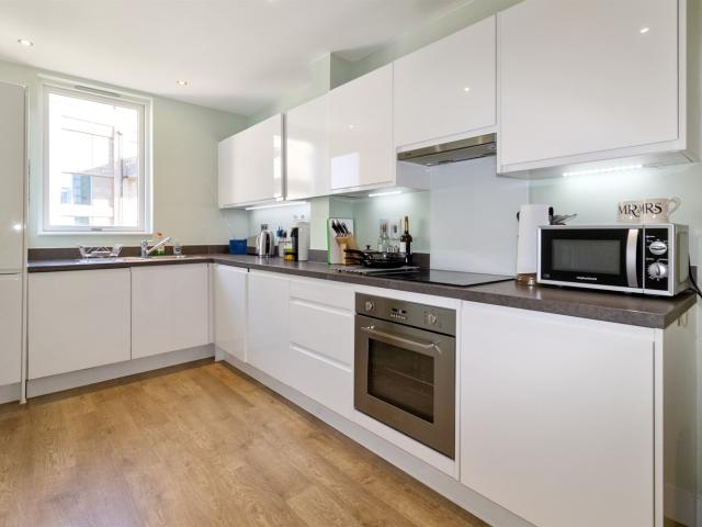 Three Bedroom Canalside Flat in Mile End