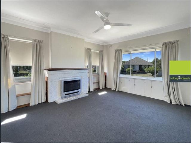 Three Bedroom Close to town!