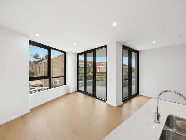 Three bedroom contemporary apartment  CBD opulence