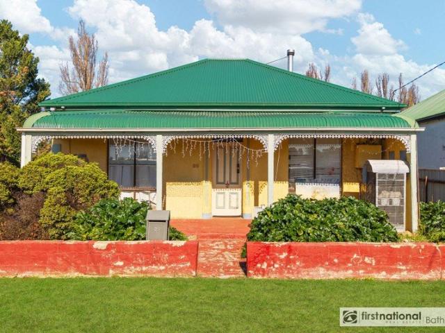 Three Bedroom Cottage on 1147m2 Block Close to CBD