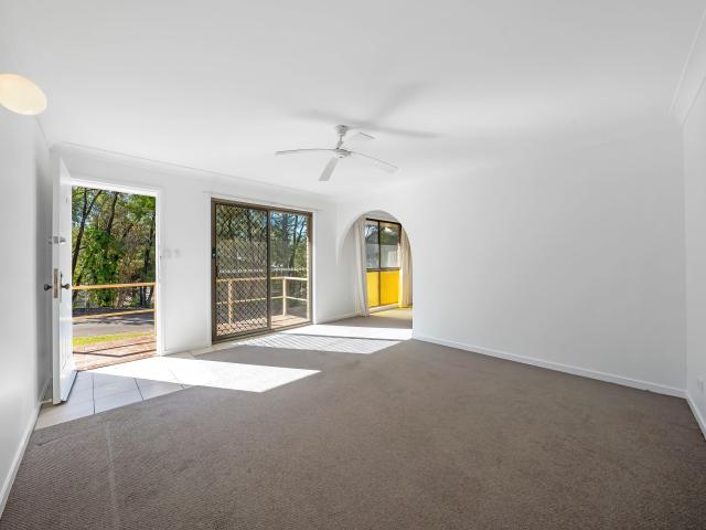 THREE BEDROOM DUPLEX WALKING DISTANCE TO LOCAL CAFES AND SHOPS