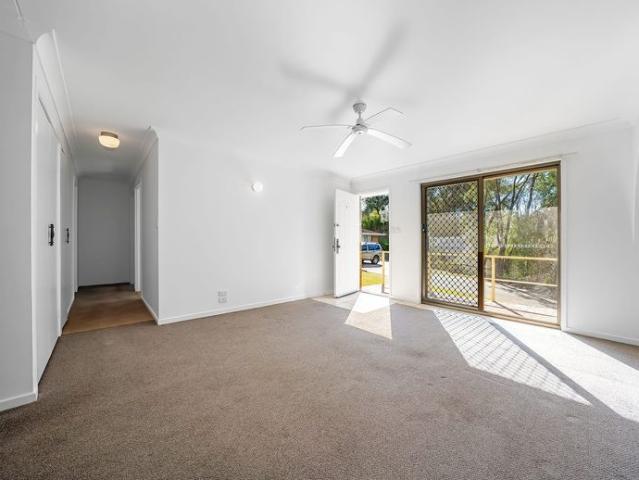 THREE BEDROOM DUPLEX WALKING DISTANCE TO LOCAL CAFES AND SHOPS