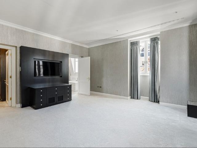 Three Bedroom Duplex with Private Roof Terrace, Eaton Place