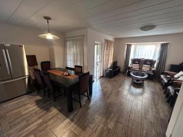 three bedroom duplex with 2 lockup g.