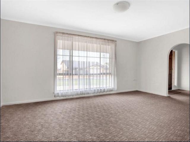 Three bedroom, enclosed yard, low maintenance