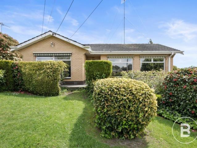 THREE BEDROOM FAMILY DWELLING CLOSE TO CBD WITH A VIEW