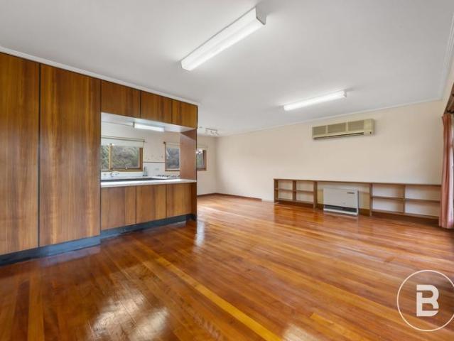 THREE BEDROOM FAMILY DWELLING CLOSE TO CBD WITH A VIEW