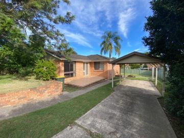 Three Bedroom Family Home Close to Shops and Lake