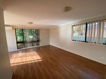 Three Bedroom Family Home Close to Shops and Lake