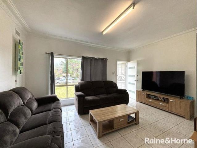 THREE BEDROOM FAMILY HOME WITH A SPACIOUS BACKYARD!