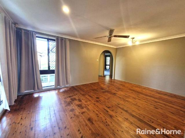THREE BEDROOM FAMILY HOME WITH A SPACIOUS BACKYARD IN MACQUARIE FIELDS FOR LEASE!