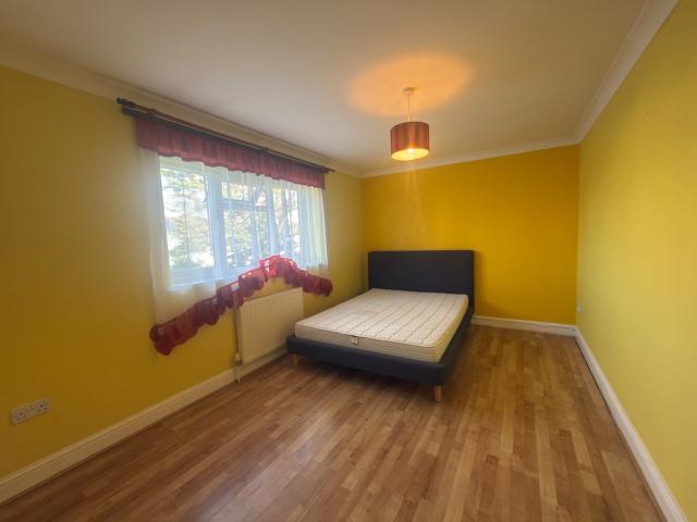 Three bedroom family house two bathrooms dagenham